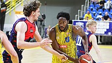 Opavský Clevon Brown v souboji s brn�nským Adamem Kejvalem.