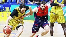 Opavský k�ídelník Marek Vyroubal v souboji s brn�nským Davidem Jelínkem.