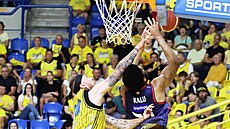 Opavský pviot �imon Pur�l a brn�nský Kevin Kalu doskakují balon.