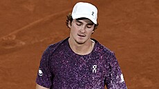 Nespokojený Joao Fonseca ve �tvrtfinále Roland Garros.