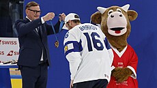 Finský kapitán Aleksander Barkov dostává zlatou medaili.