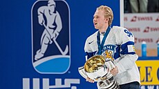 Finský úto�ník Konsta Helenius s pohárem pro sv�tové �ampiony.