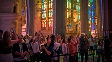 Náv�t�vníci si po�izují fotografie uvnit� Gaudího baziliky Sagrada Familia v...