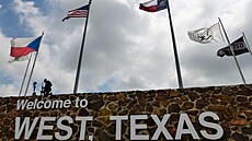 Vítejte ve Westu, které si �íká hlavní m�sto �eska v Texasu. Vlajka s modrým...