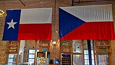 Kousek �eska v Texasu. Pod vlajkami najdete i �títky r�zných �eských pivovar�.