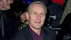 Anthony Head zazá�il p�edev�ím v seriálu Buffy, p�emo�itelka upír�. (4. ledna...