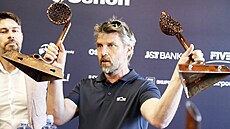 Tv�rce trofeje pro nejlep�í t�i týmy �en a mu�� Radovan ��astný ukazuje, jak se...