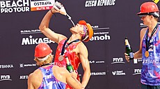 �véd�tí �ampioni David Ahman a Jonatan Hellvig po slavnostním ceremoniálu...