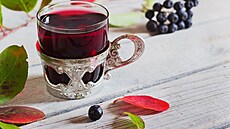 Arónie, t�eba likér nebo víno jsou z ní výte�né. Tam se trpkost plod� hodí.