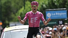 Alex Baudin slaví triumf v první etap� Tour Auvergne-Rhone-Alpes.