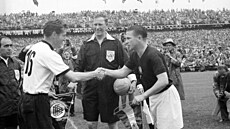 N�mec Fritz Walter si podává ruku s Ferencem Puskásem p�ed startem finále MS...