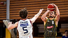 Jan �vandrlík zakon�uje p�es Rykera Cisarika.