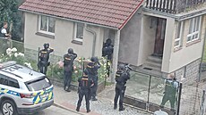 Policisté a zásahová jednotka zadr�eli mu�e, který se po ulici �vandy Dudáka ve...
