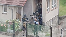 Policisté a zásahová jednotka zadr�eli mu�e, který se po ulici �vandy Dudáka ve...