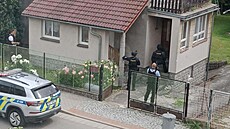 Policisté a zásahová jednotka zadr�eli mu�e, který se po ulici �vandy Dudáka ve...