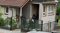 Policisté a zásahová jednotka zadr�eli mu�e, který se po ulici �vandy Dudáka ve...