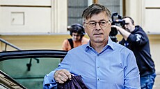 Generální �editel �eské televize Hynek Chudárek p�ichází na jednání s premiérem...