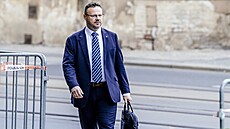 Generální �editel �eského rozhlasu René Zavoral p�ichází na jednání s premiérem...