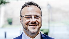 Generální �editel �eského rozhlasu René Zavoral p�ichází na jednání s premiérem...