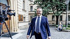 Generální �editel �eského rozhlasu René Zavoral p�ichází na jednání s premiérem...