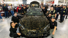 Elon Musk splnil úkol � ud�lal z elektromobil� luxusní feti� a poní�il n�meckou...