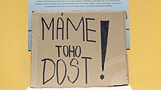 Dav p�i�el i s transparenty. �Máme toho dost!� nebo �Vzd�lání pot�ebuje...
