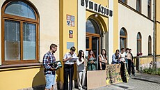Studenti jabloneckého Gymnázia U Balvanu se rozlou�ili s u�itelem angli�tiny....