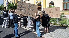 Studenti jabloneckého Gymnázia U Balvanu se rozlou�ili s u�itelem angli�tiny....