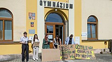 Studenti jabloneckého Gymnázia U Balvanu se rozlou�ili s u�itelem angli�tiny....
