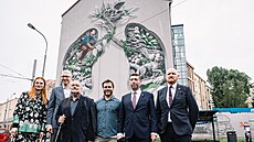 Britský velvyslanec Matt Field pra�ských Nuslích u muralu upozor�ujícím na...