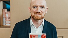 Britský velvyslanec Matt Field s knihou