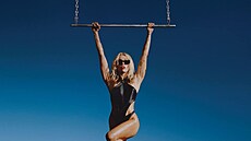 Miley Cyrus na obalu svého alba Endless Summer Vacation