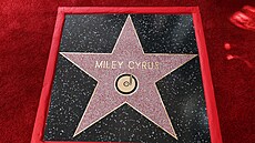 Miley Cyrus se kone�n� do�kala své hv�zdy v Hollywoodu.