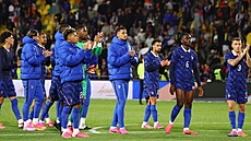 Francouz�tí fotbalisté po proh�e v p�íprav� s Pob�e�ím slonoviny d�kují...