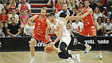 Ond�ej Sehnal z Nymburka dribluje s mí�em b�hem �tvrtého finále Maxa NBL.