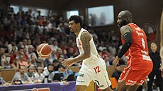 Tony Perkins z Nymburka (vlevo) a Jamonda Roshawn Bryant z Pardubic b�hem...