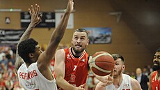 Adam Luke� z Pardubic st�ílí na ko� b�hem �tvrtého finále Maxa NBL.