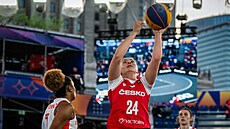 �eská basketbalistka Lucie Svato�ová zakon�uje v zápase proti Madagaskaru na...