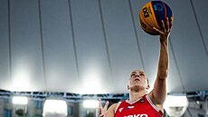 Karolina �otolová zakon�uje na ko� v zápase proti Madagaskaru na mistrovství...