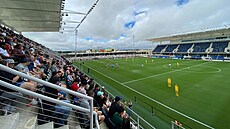 Fanou�ci sledují otev�ený trénink �eských fotbalist� v Mansfieldu.