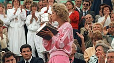 Chris Evertová pózuje s trofejí pro vít�zku Roland Garros 1986.