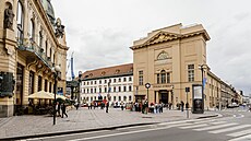 Dokon�ení nové fasády u Hybern� a foto budovy z Pra�né brány, Hybernia. (3....