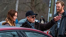 Re�isér Steven Spielberg s herci Emily Bluntovou a Wyattem Russellem p�i...