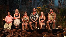 Ú�astníci sout�e Survivor �esko & Slovensko 2026 p�ed kmenovou radou, která...