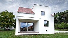 D�m u� v ni�em nep�ipomíná starý d�m po prarodi�ích, p�sobí jako novostavba.