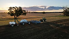 Australský farmá� p�i setí p�enice na své farm� u Brocklesby (5. kv�tna 2026)