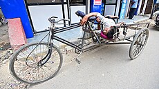 Mu� odpo�ívá b�hem horkého letního dne ve m�st� Prayagraj v indickém stát�...