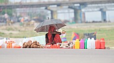 Prodava�ka �eká na zákazníky b�hem horkého letního dne ve m�st� Prayagraj v...