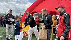 Pogratulovat a p�edat ceny p�i�li fotbalisté z SK Sigma Olomouc Jáchym...