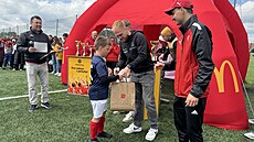 Pogratulovat a p�edat ceny p�i�li fotbalisté z SK Sigma Olomouc Jáchym...